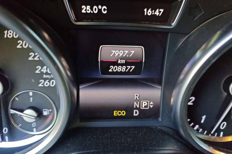 Used Mercedes-Benz M-Class 2014 ML 320 4MATIC Odometer Close Up
