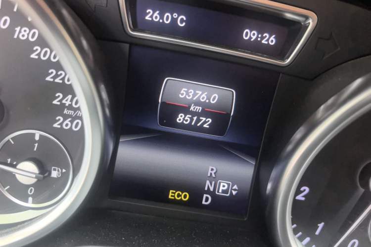Used Mercedes-Benz M-Class 2014 ML 400 4MATIC Dynamic Model Odometer Close Up