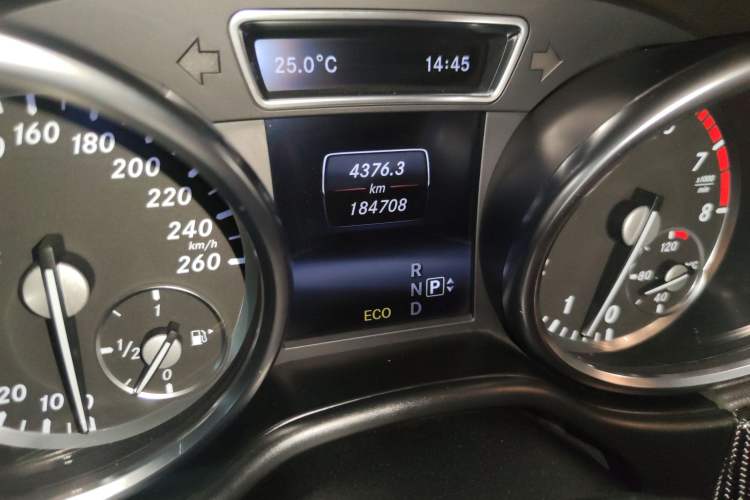 Used Mercedes-Benz M-Class 2014 ML 400 4MATIC Luxury Model Odometer Close Up