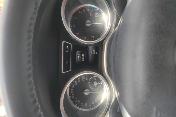 Used Mercedes-Benz M-Class 2014 ML 320 4MATIC Odometer Close Up