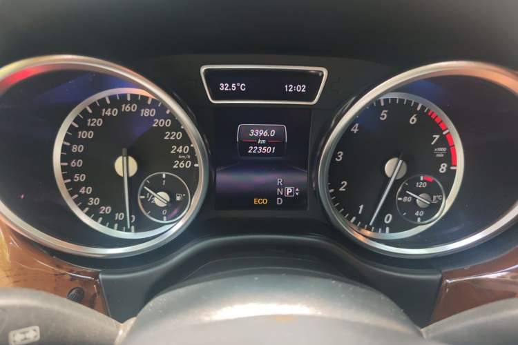 Used Mercedes-Benz M-Class 2014 ML 400 4MATIC Luxury Model Odometer Close Up