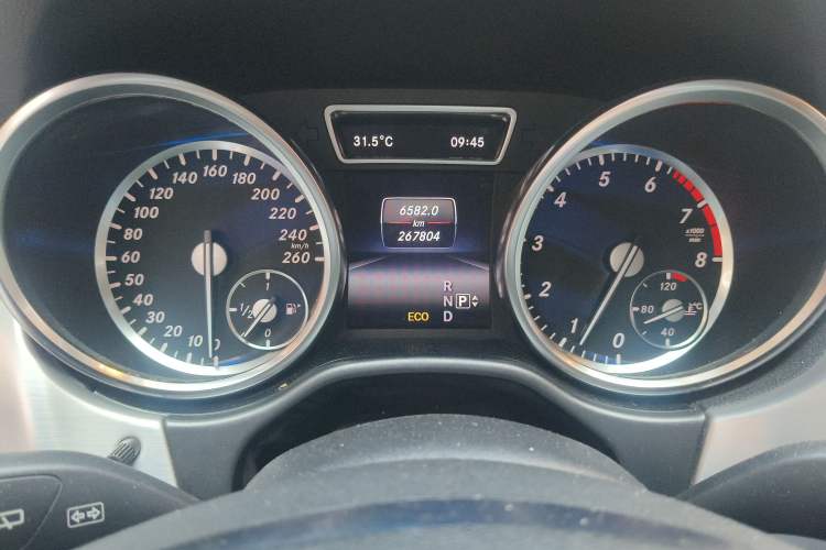 Used Mercedes-Benz M-Class 2014 ML 320 4MATIC Odometer Close Up
