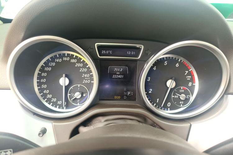 Used Mercedes-Benz M-Class 2014 ML 320 4MATIC Odometer Close Up