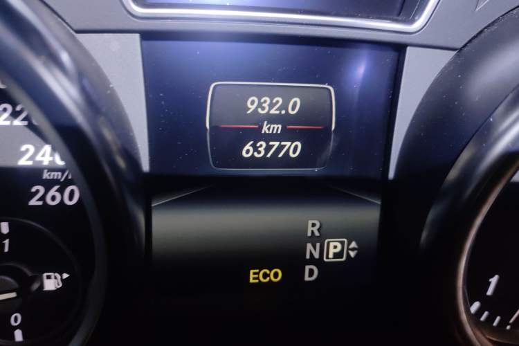 Used Mercedes-Benz M-Class 2014 ML 400 4MATIC Luxury Model Odometer Close Up