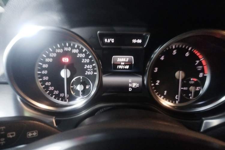 Used Mercedes-Benz M-Class 2014 ML 320 4MATIC Odometer Close Up