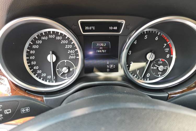 Used Mercedes-Benz M-Class 2014 ML 400 4MATIC Dynamic Model Odometer Close Up