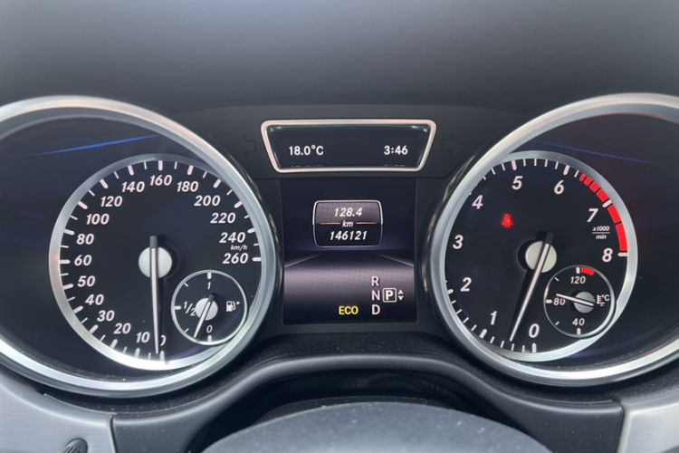 Used Mercedes-Benz M-Class 2014 ML 320 4MATIC Odometer Close Up