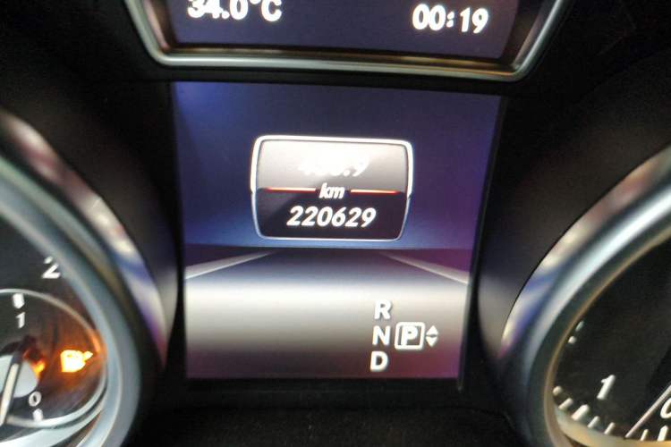 Used Mercedes-Benz M-Class 2014 ML 320 4MATIC Odometer Close Up