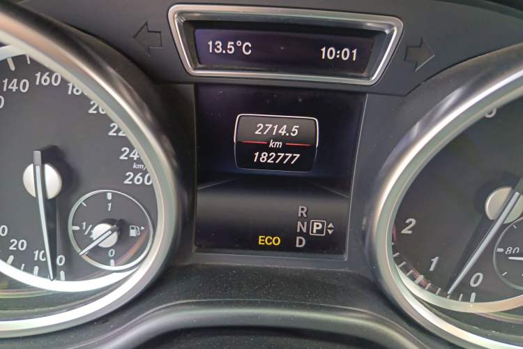 Used Mercedes-Benz M-Class 2014 ML 320 4MATIC Odometer Close Up