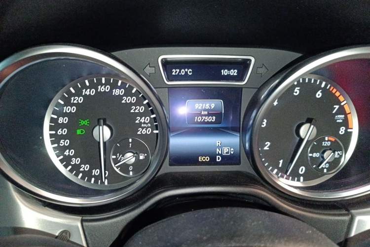 Used Mercedes-Benz M-Class 2014 ML 320 4MATIC Odometer Close Up