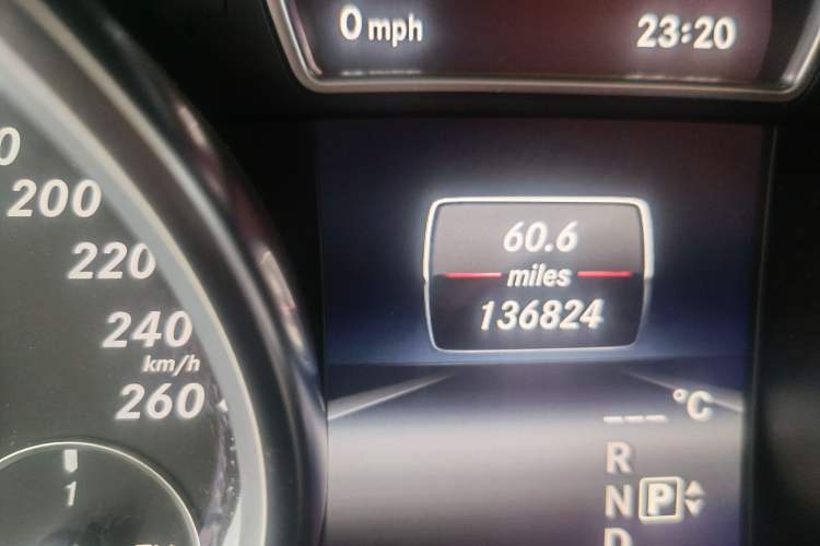 Used Mercedes-Benz M-Class 2014 ML 320 4MATIC Odometer Close Up