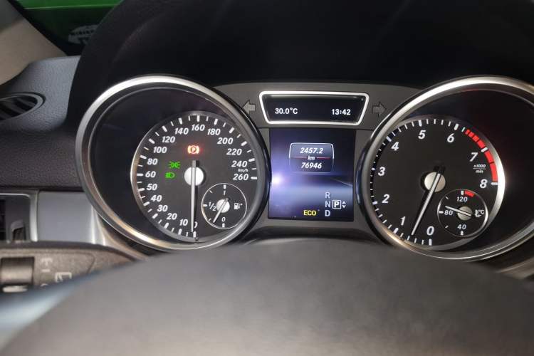 Used Mercedes-Benz M-Class 2014 ML 320 4MATIC Odometer Close Up
