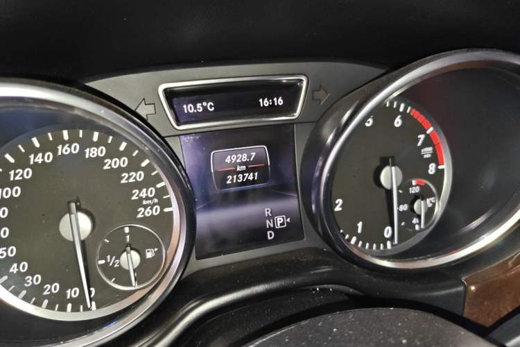 Used Mercedes-Benz M-Class 2014 ML 400 4MATIC Dynamic Model Odometer Close Up