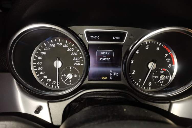 Used Mercedes-Benz M-Class 2014 ML 320 4MATIC Odometer Close Up