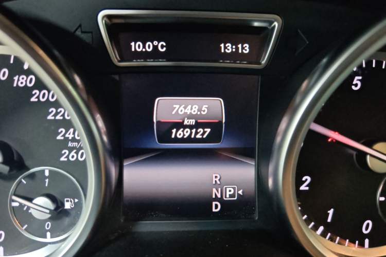 Used Mercedes-Benz M-Class 2014 ML 320 4MATIC Odometer Close Up