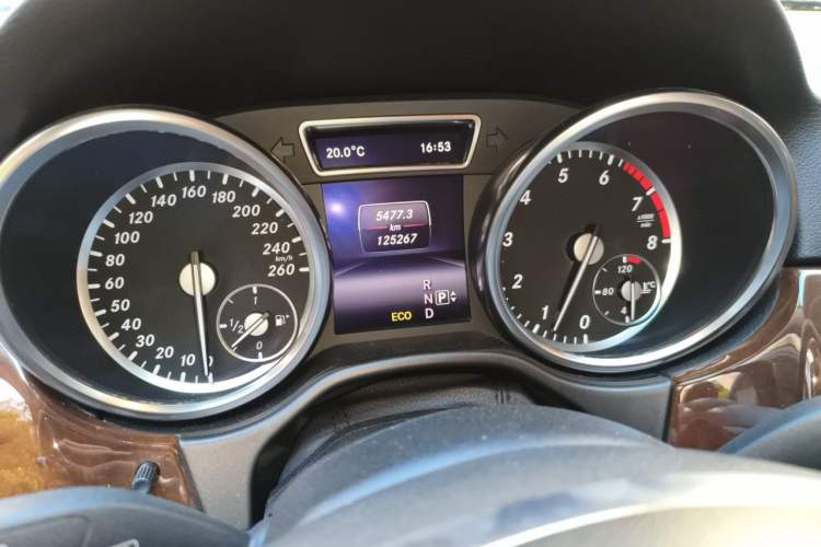 Used Mercedes-Benz M-Class 2014 ML 400 4MATIC Dynamic Model Odometer Close Up