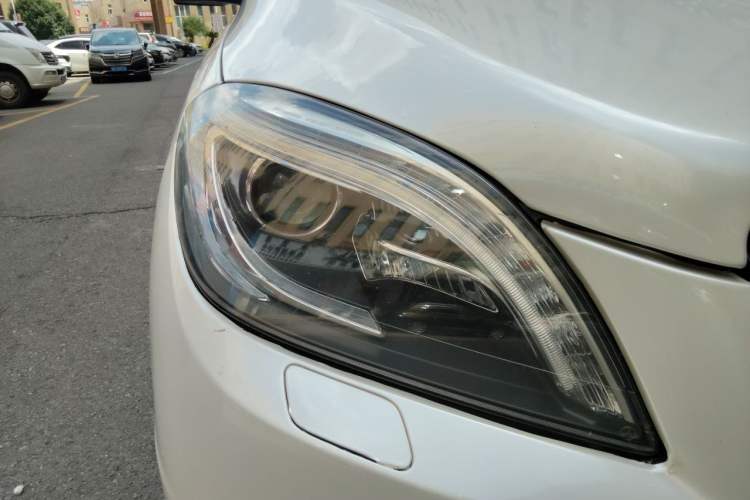Used Mercedes-Benz M-Class 2014 ML 400 4MATIC Luxury Model Right Front Headlight
