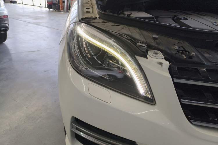 Used Mercedes-Benz M-Class 2014 ML 320 4MATIC Right Front Headlight