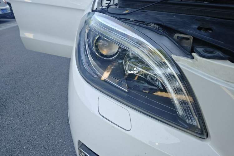 Used Mercedes-Benz M-Class 2014 ML 400 4MATIC Dynamic Model Right Front Headlight