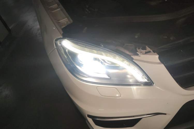 Used Mercedes-Benz M-Class 2014 ML 400 4MATIC Luxury Model Right Front Headlight