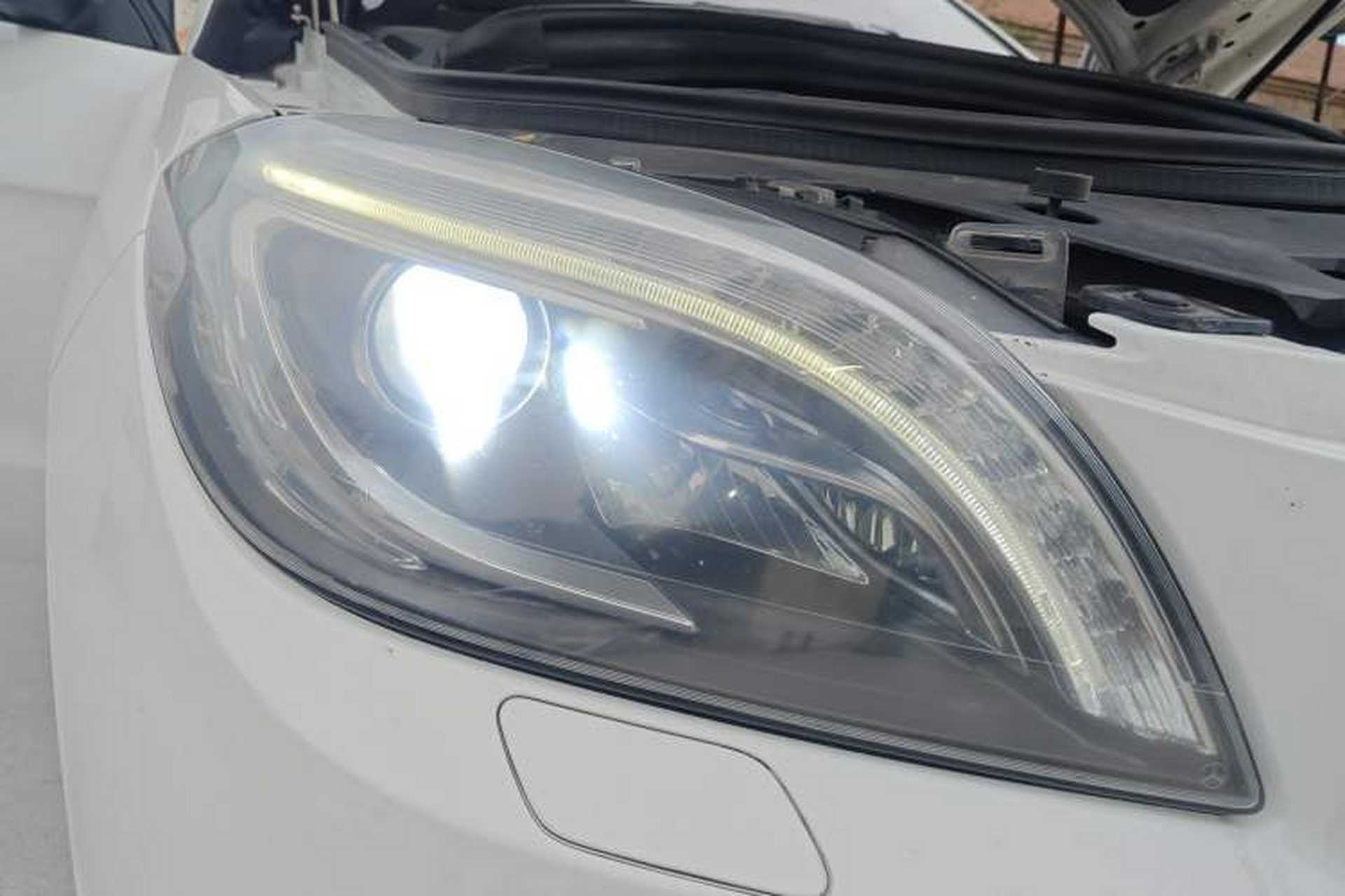 Used Mercedes-Benz M-Class 2014 ML 400 4MATIC Luxury Model Right Front Headlight