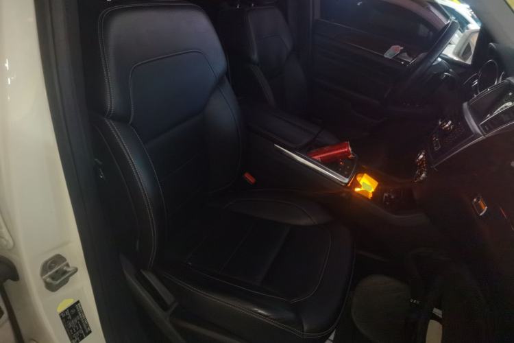Used Mercedes-Benz M-Class 2014 ML 400 4MATIC Dynamic Model Right Front Seat