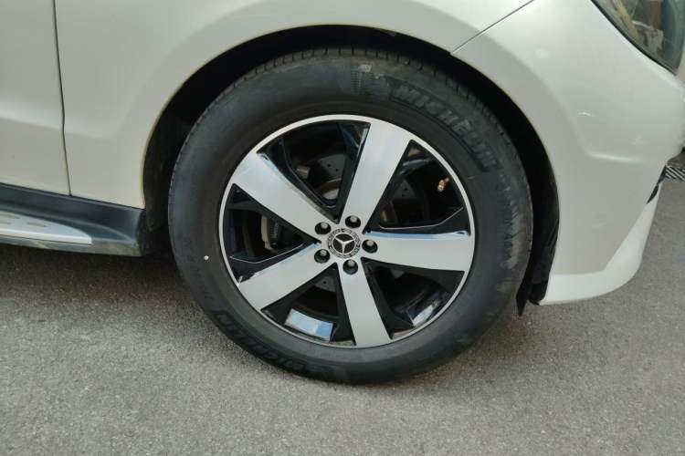 Used Mercedes-Benz M-Class 2014 ML 400 4MATIC Luxury Model Right Front Wheel Hub