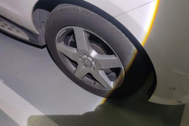 Used Mercedes-Benz M-Class 2014 ML 400 4MATIC Luxury Model Right Front Wheel Hub
