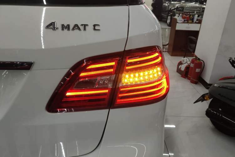 Used Mercedes-Benz M-Class 2014 ML 320 4MATIC Right Rear Taillight