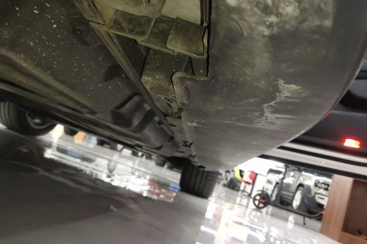 Used Mercedes-Benz M-Class 2014 ML 320 4MATIC Right Side Sill