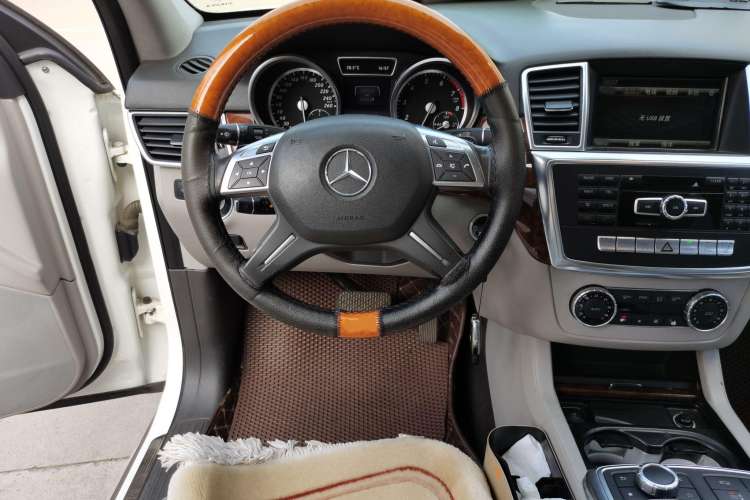 Used Mercedes-Benz M-Class 2014 ML 400 4MATIC Dynamic Model Steering Wheel