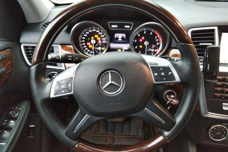 Used Mercedes-Benz M-Class 2014 ML 400 4MATIC Luxury Model Steering Wheel
