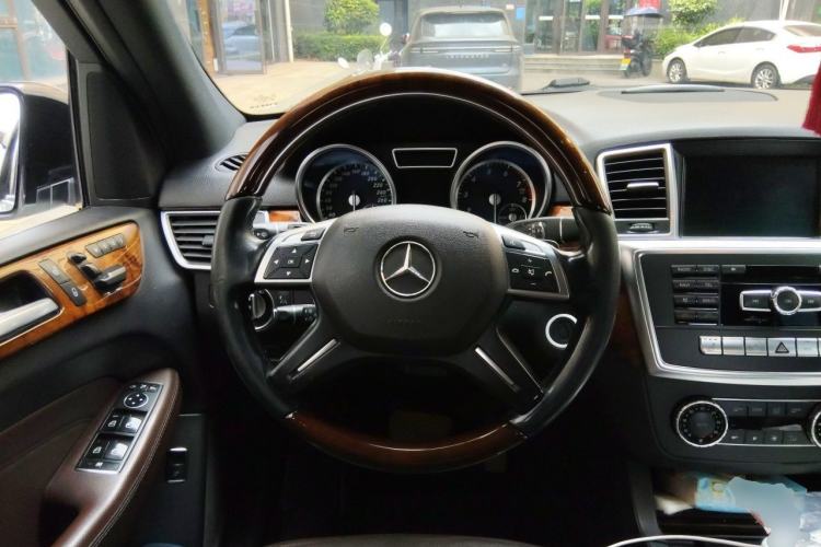 Used Mercedes-Benz M-Class 2014 ML 400 4MATIC Luxury Model Steering Wheel