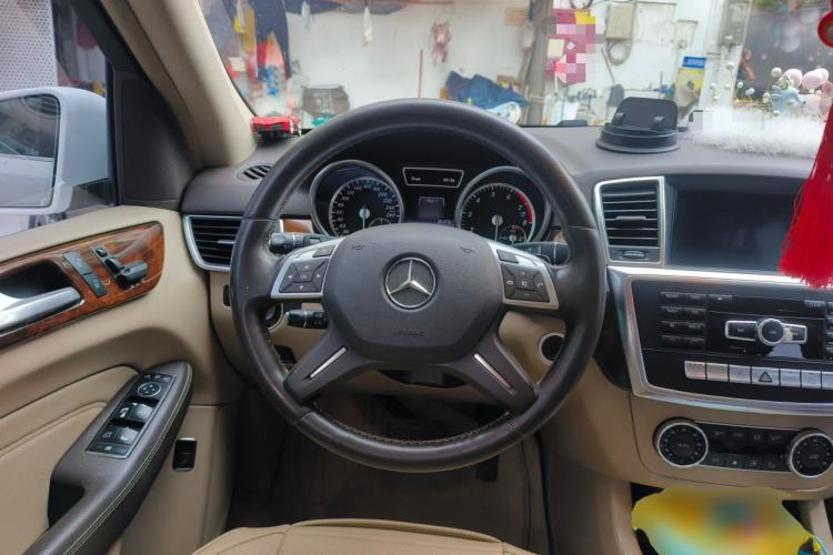 Used Mercedes-Benz M-Class 2014 ML 400 4MATIC Dynamic Model Steering Wheel