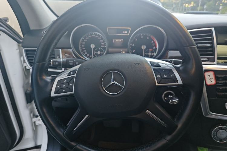 Used Mercedes-Benz M-Class 2014 ML 400 4MATIC Dynamic Model Steering Wheel