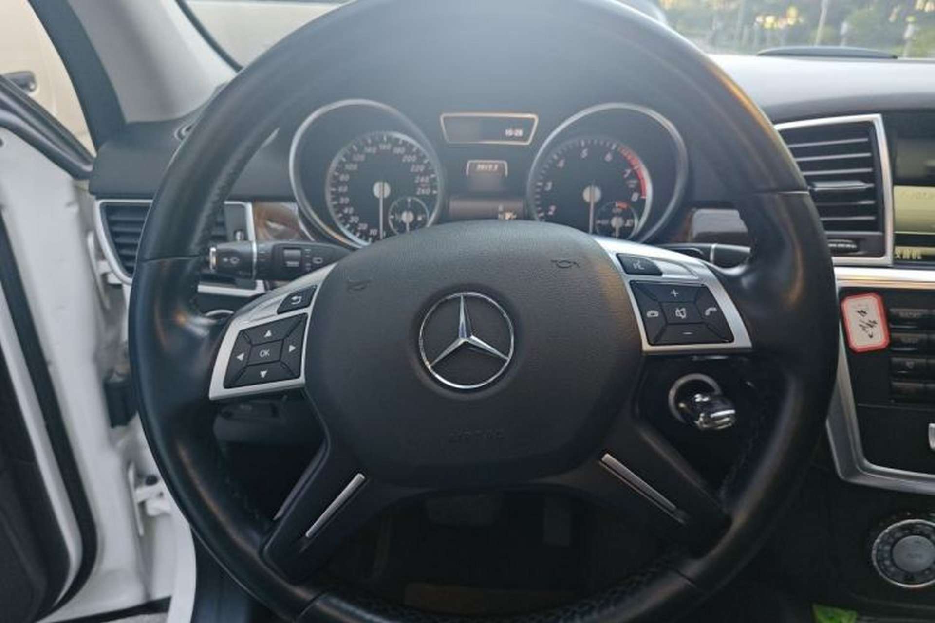 Used Mercedes-Benz M-Class 2014 ML 400 4MATIC Dynamic Model Steering Wheel
