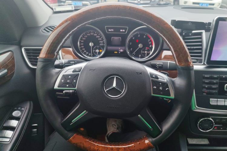 Used Mercedes-Benz M-Class 2014 ML 400 4MATIC Dynamic Model Steering Wheel