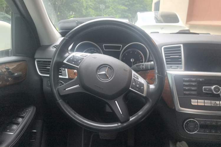 Used Mercedes-Benz M-Class 2014 ML 400 4MATIC Dynamic Model Steering Wheel
