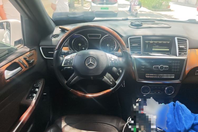 Used Mercedes-Benz M-Class 2014 ML 400 4MATIC Luxury Model Steering Wheel