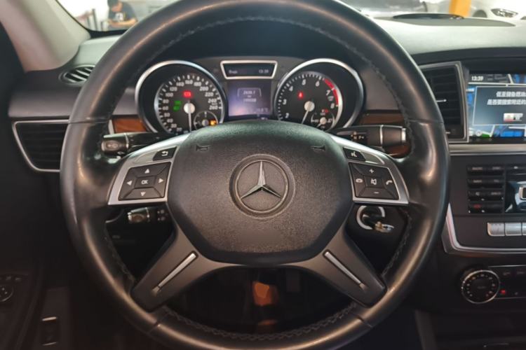 Used Mercedes-Benz M-Class 2014 ML 400 4MATIC Dynamic Model Steering Wheel