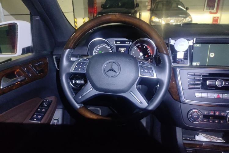 Used Mercedes-Benz M-Class 2014 ML 400 4MATIC Luxury Model Steering Wheel
