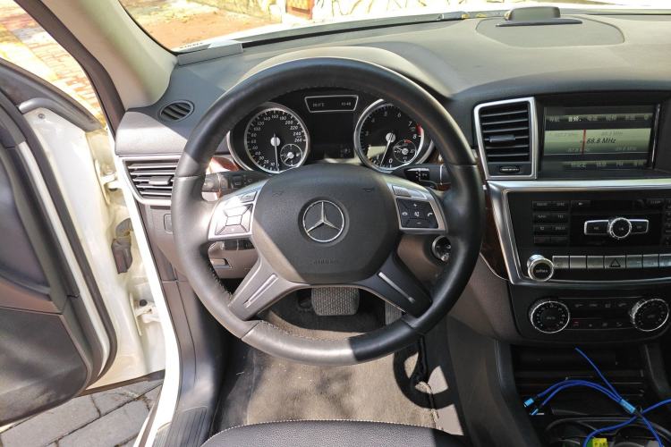 Used Mercedes-Benz M-Class 2014 ML 400 4MATIC Dynamic Model Steering Wheel
