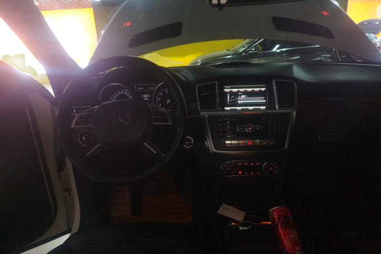 Used Mercedes-Benz M-Class 2014 ML 400 4MATIC Dynamic Model Steering Wheel