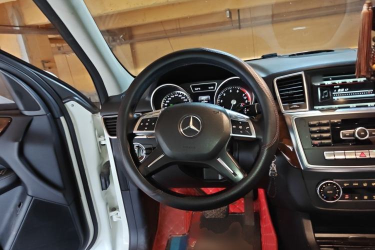 Used Mercedes-Benz M-Class 2014 ML 400 4MATIC Dynamic Model Steering Wheel