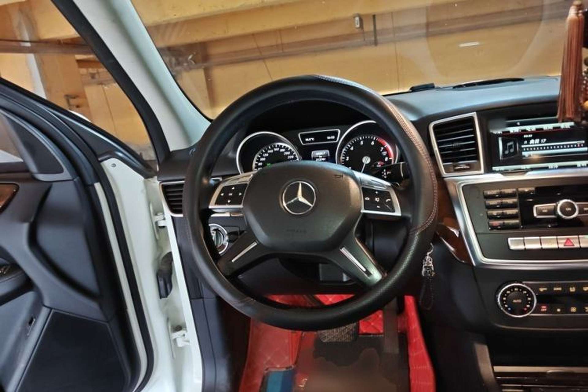 Used Mercedes-Benz M-Class 2014 ML 400 4MATIC Dynamic Model Steering Wheel