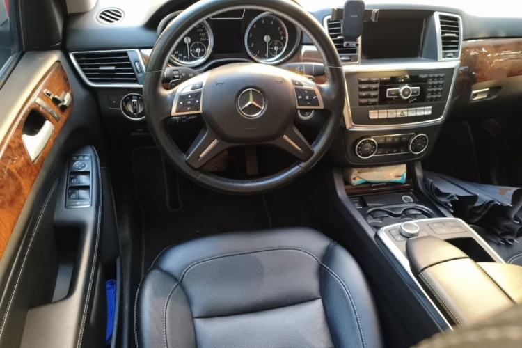 Used Mercedes-Benz M-Class 2014 ML 400 4MATIC Dynamic Model Steering Wheel