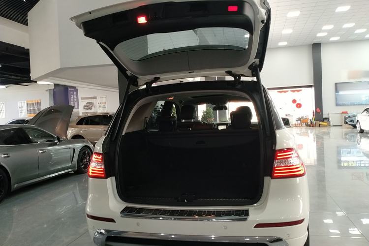 Used Mercedes-Benz M-Class 2014 ML 320 4MATIC Trunk