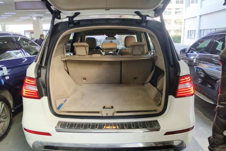 Used Mercedes-Benz M-Class 2014 ML 320 4MATIC Trunk