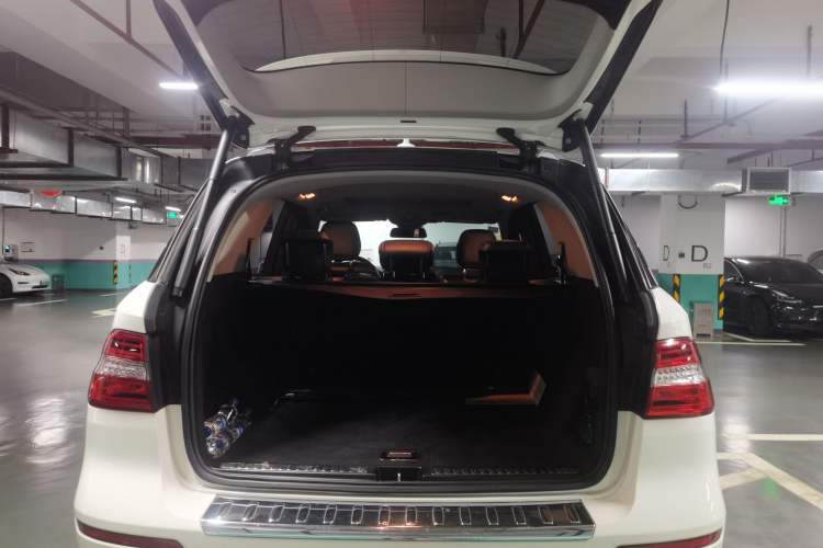 Used Mercedes-Benz M-Class 2014 ML 320 4MATIC Trunk