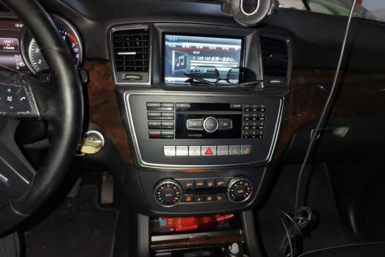 Used Mercedes-Benz M-Class 2015 ML 400 4MATIC Dynamic Model Audio And AC Panel